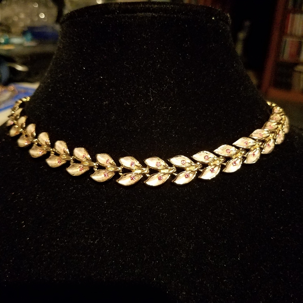 Leaf choker necklace.